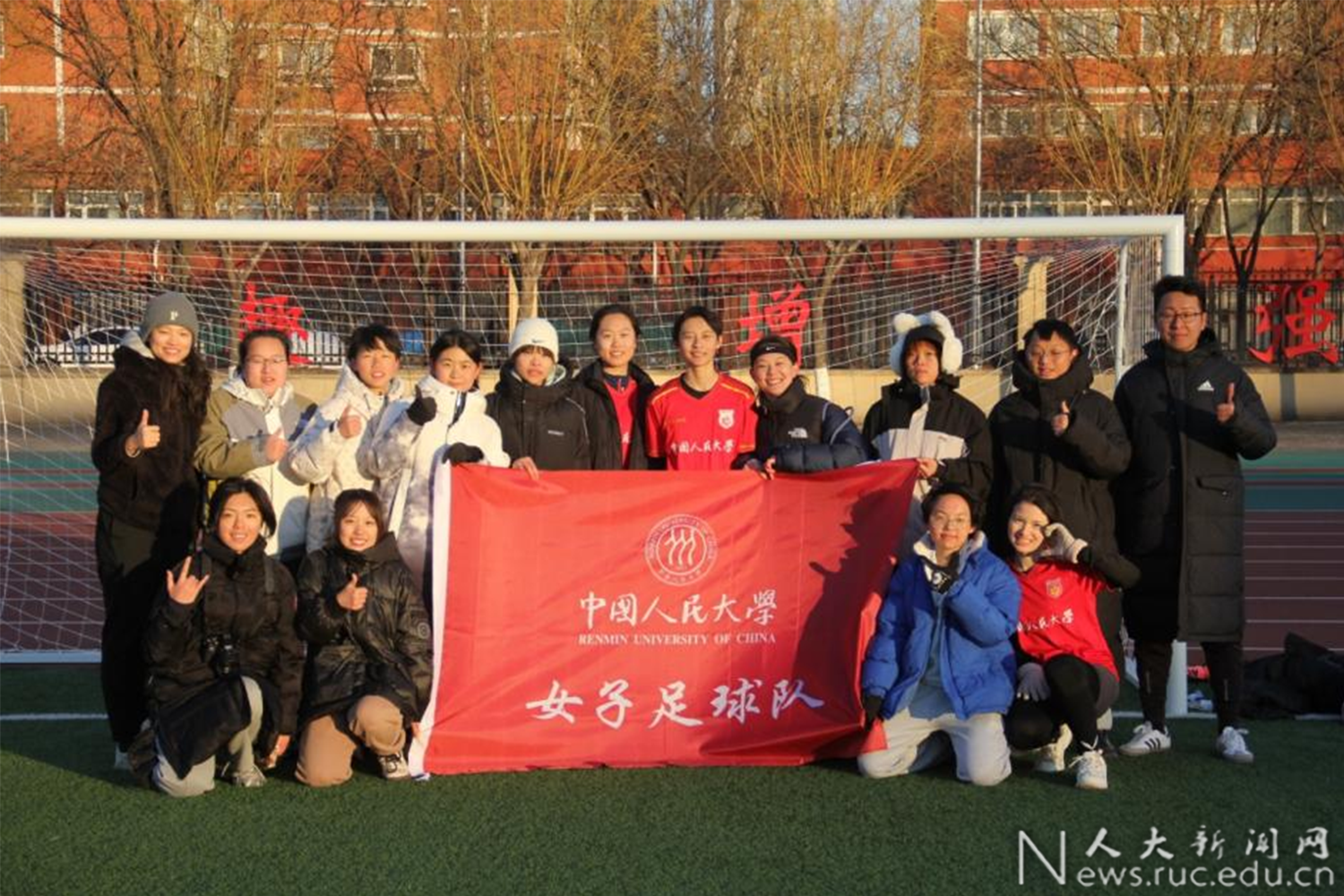 中国女足在国际赛场奋勇拼搏,展现青春风采 中国女足在国际赛场奋勇拼搏,展现青春风采