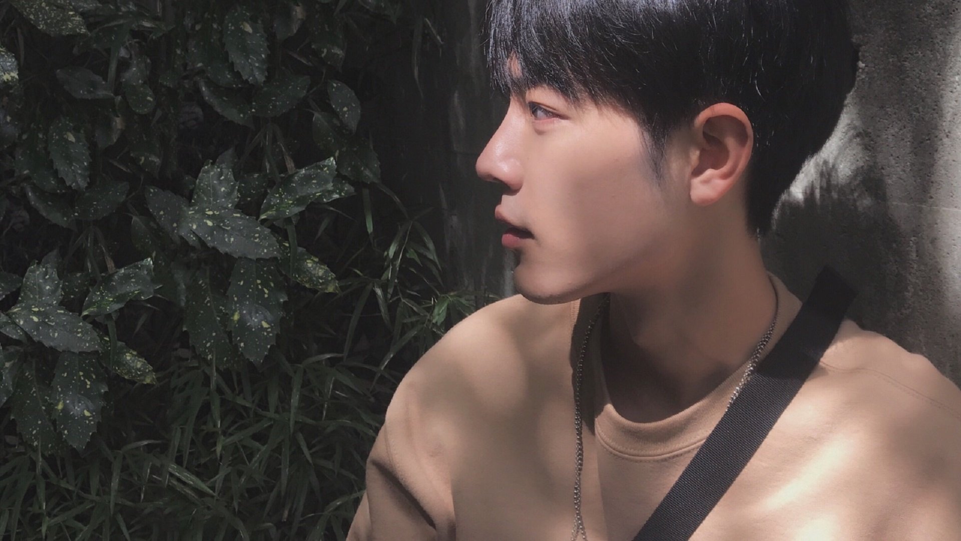 城市篮球夜场赛不断创新，吸引年轻群体热情参与，篮球场夜景图片真实