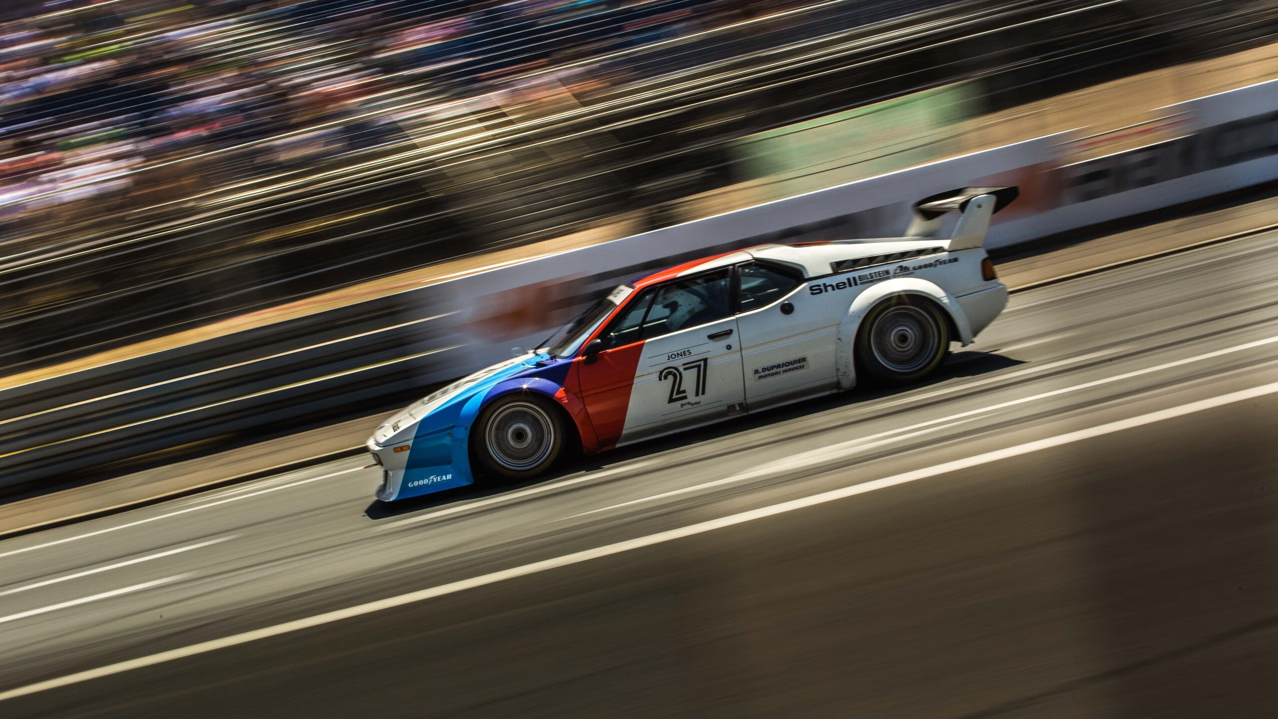 青少年足球训练营：为青少年提供专业的足球训练，提高其技术水平。